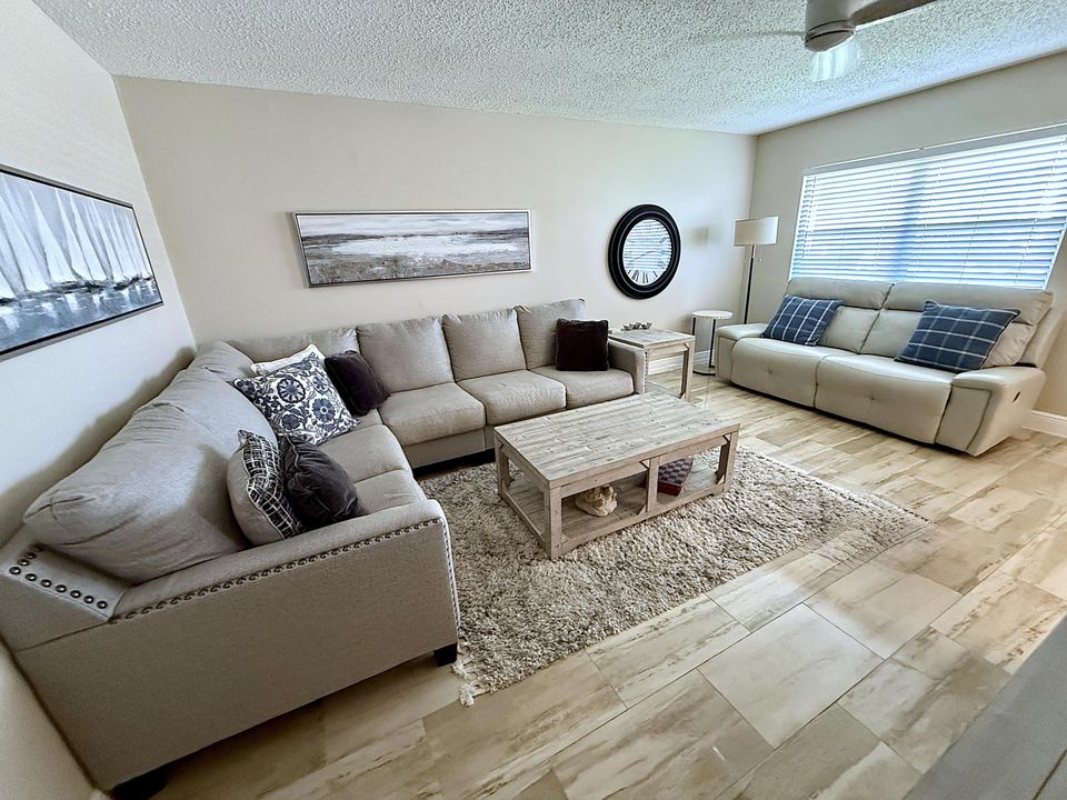 For Sale: $179,900 (2 beds, 1 baths, 820 Square Feet)