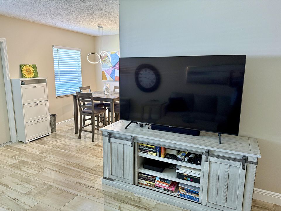 For Sale: $179,900 (2 beds, 1 baths, 820 Square Feet)