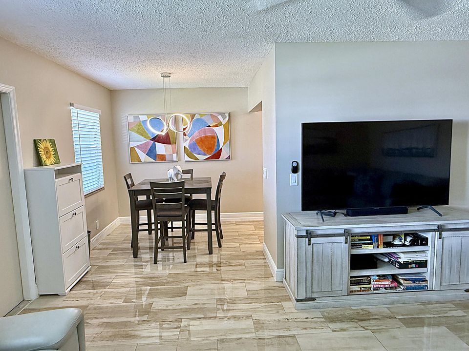 For Sale: $179,900 (2 beds, 1 baths, 820 Square Feet)