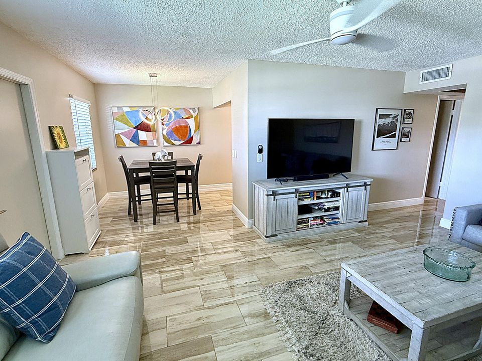 For Sale: $179,900 (2 beds, 1 baths, 820 Square Feet)