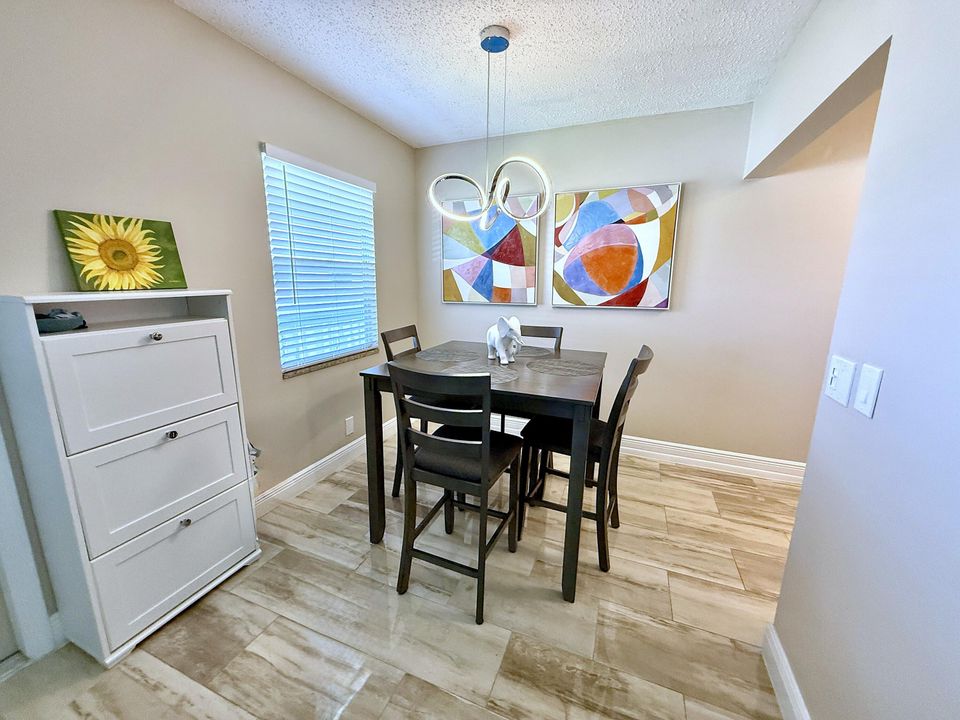 For Sale: $179,900 (2 beds, 1 baths, 820 Square Feet)