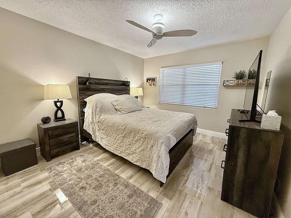 For Sale: $179,900 (2 beds, 1 baths, 820 Square Feet)