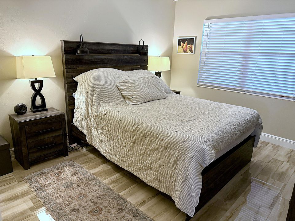 For Sale: $179,900 (2 beds, 1 baths, 820 Square Feet)