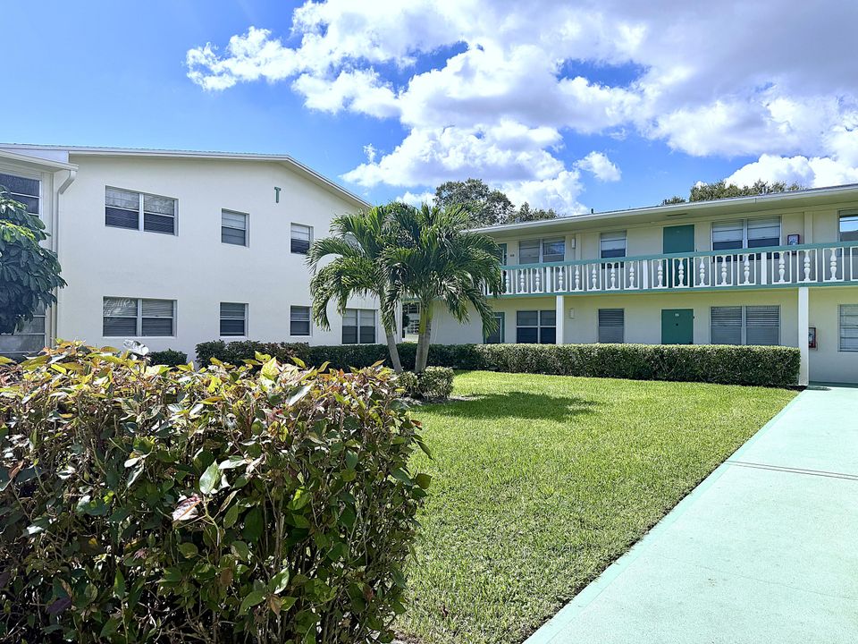 For Sale: $179,900 (2 beds, 1 baths, 820 Square Feet)