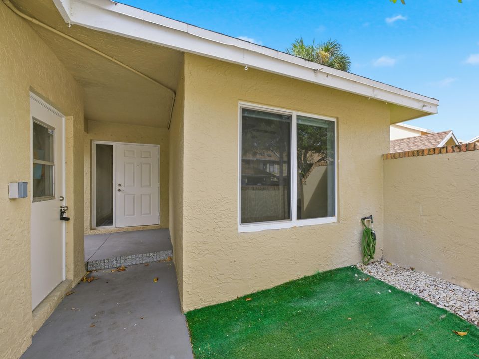 For Sale: $319,900 (2 beds, 2 baths, 1133 Square Feet)
