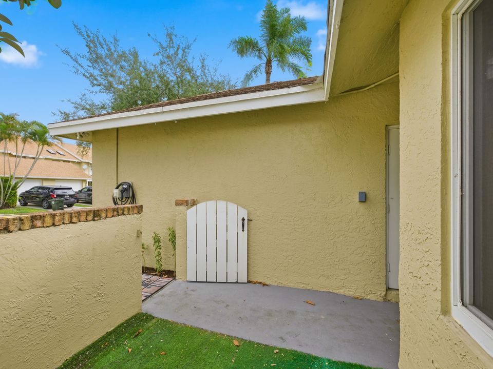 For Sale: $319,900 (2 beds, 2 baths, 1133 Square Feet)