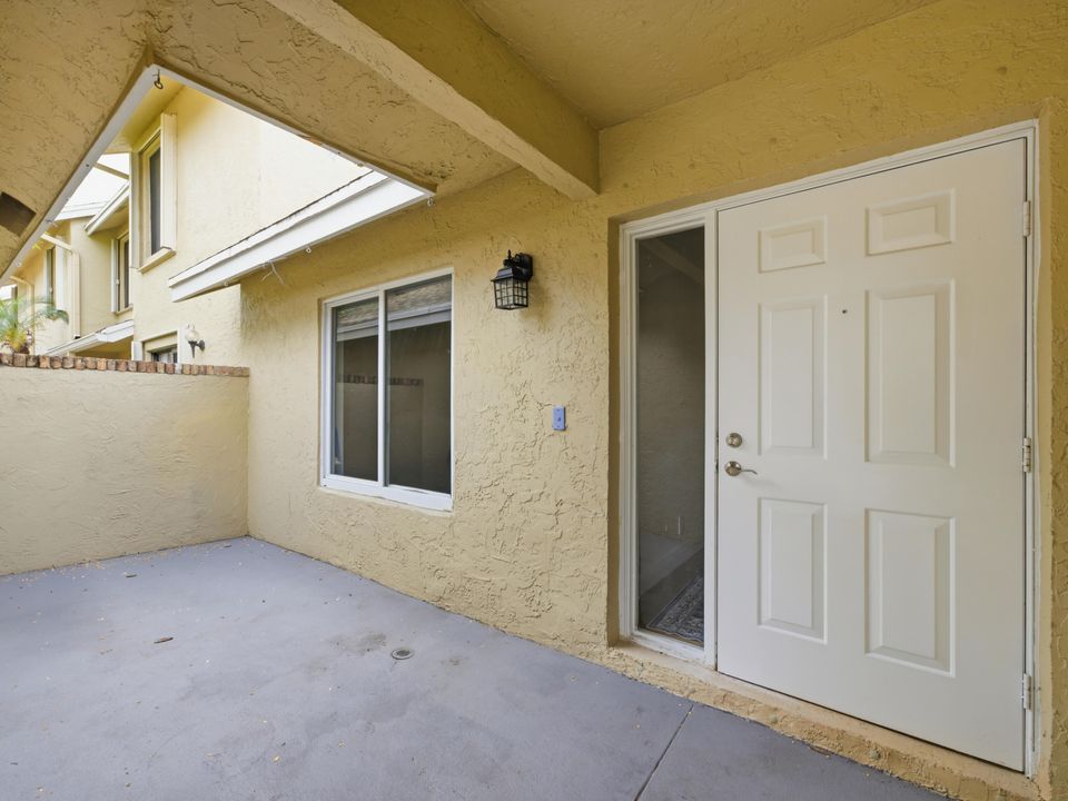 For Sale: $319,900 (2 beds, 2 baths, 1133 Square Feet)