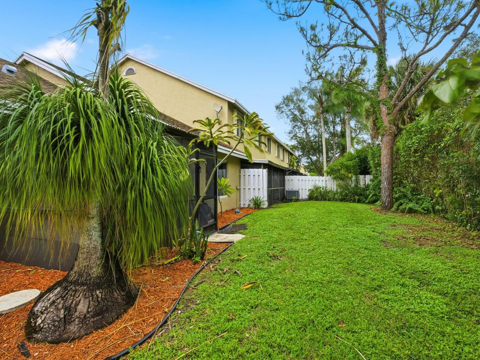 For Sale: $319,900 (2 beds, 2 baths, 1133 Square Feet)