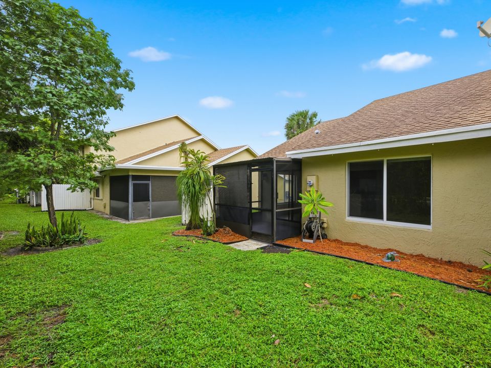 For Sale: $319,900 (2 beds, 2 baths, 1133 Square Feet)