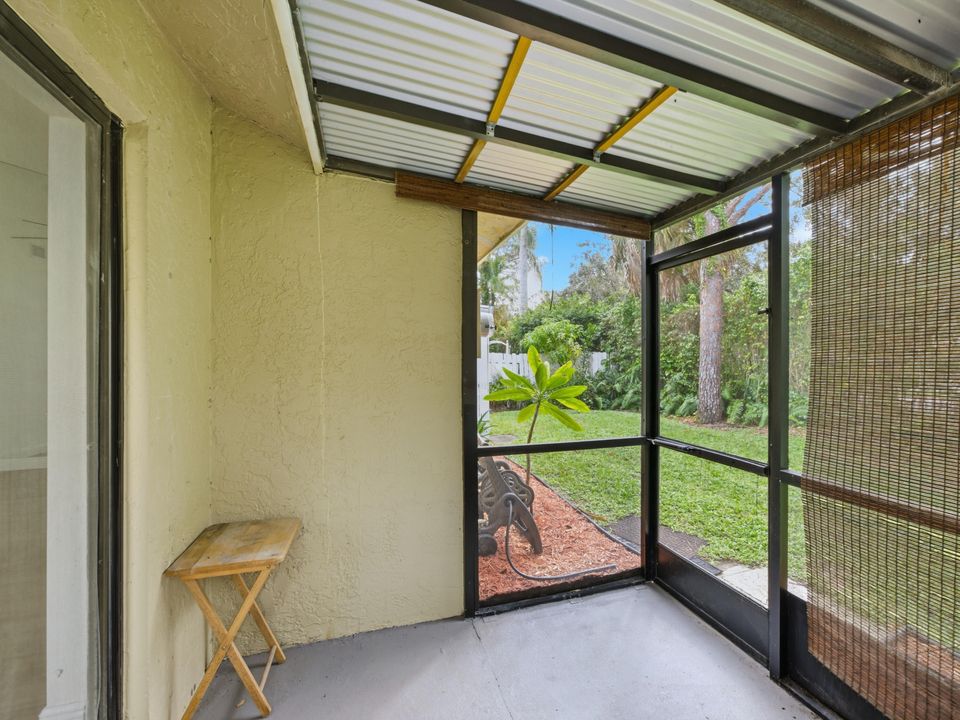 For Sale: $319,900 (2 beds, 2 baths, 1133 Square Feet)