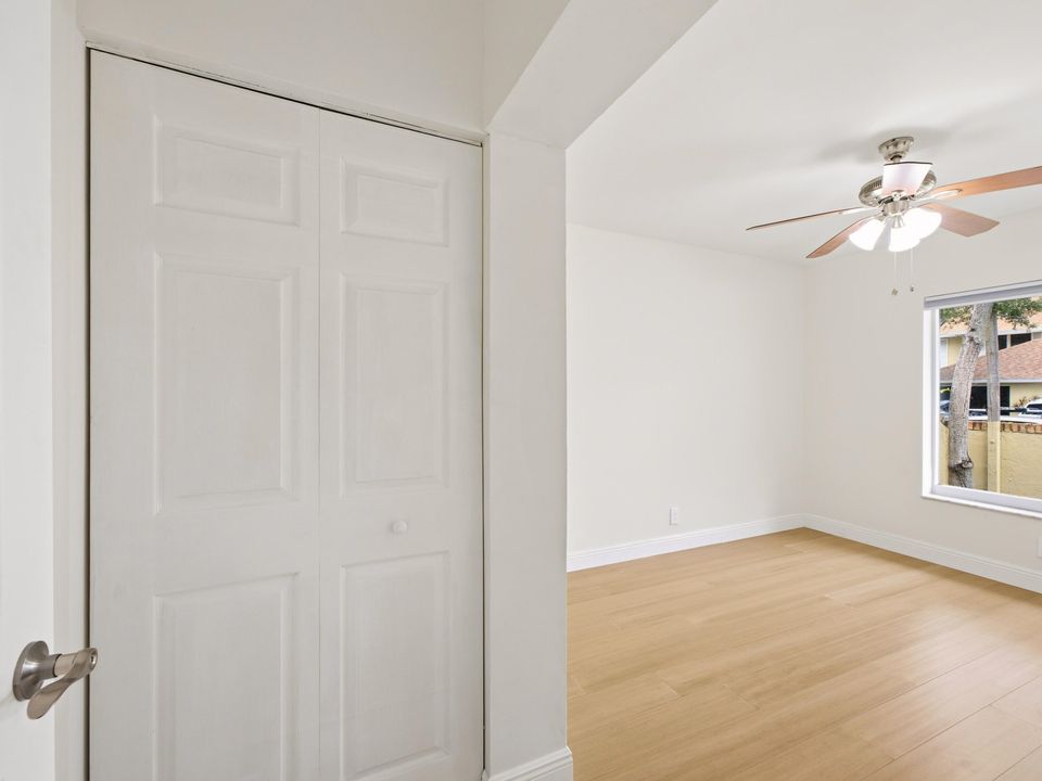 For Sale: $319,900 (2 beds, 2 baths, 1133 Square Feet)