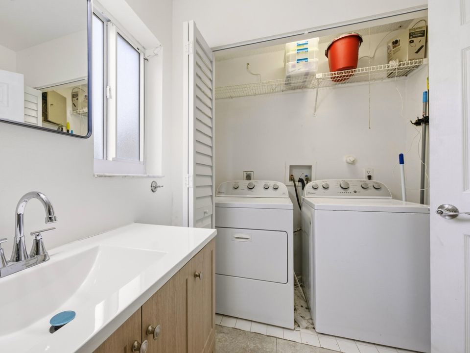 For Sale: $319,900 (2 beds, 2 baths, 1133 Square Feet)