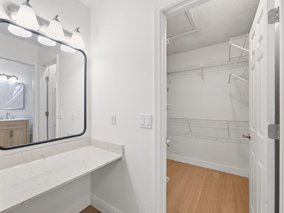 For Sale: $319,900 (2 beds, 2 baths, 1133 Square Feet)