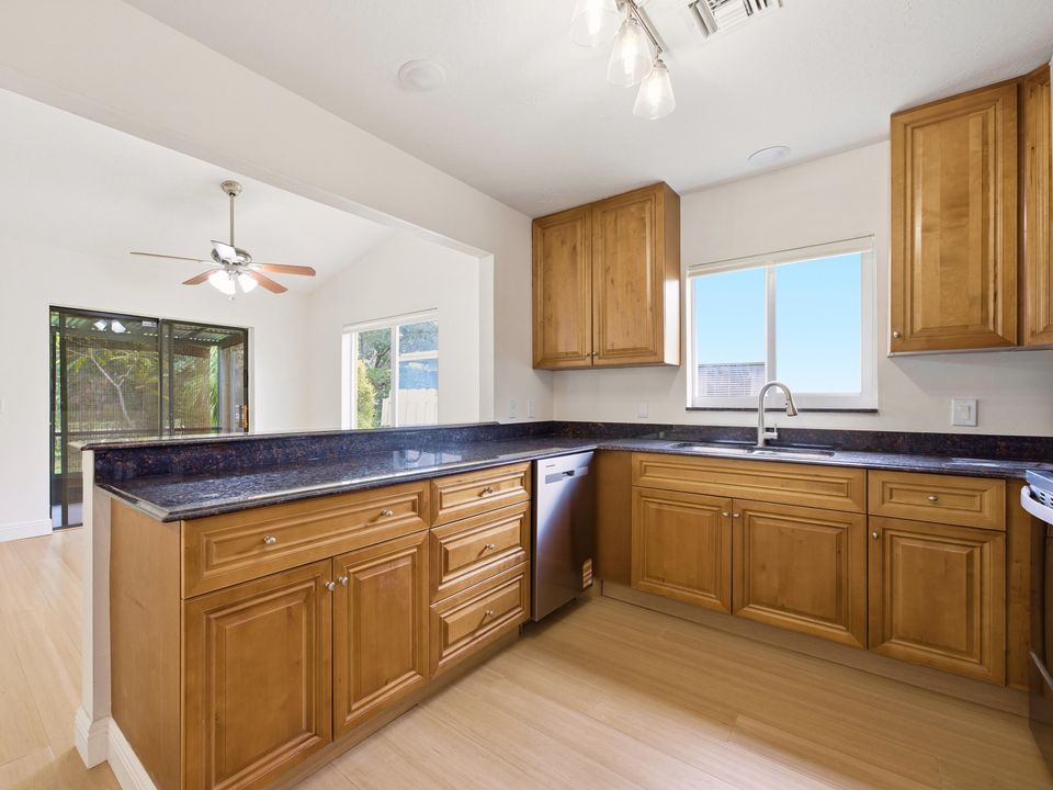 For Sale: $319,900 (2 beds, 2 baths, 1133 Square Feet)