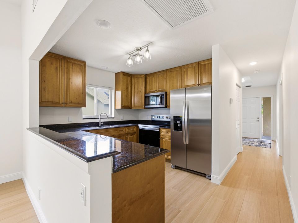 For Sale: $319,900 (2 beds, 2 baths, 1133 Square Feet)