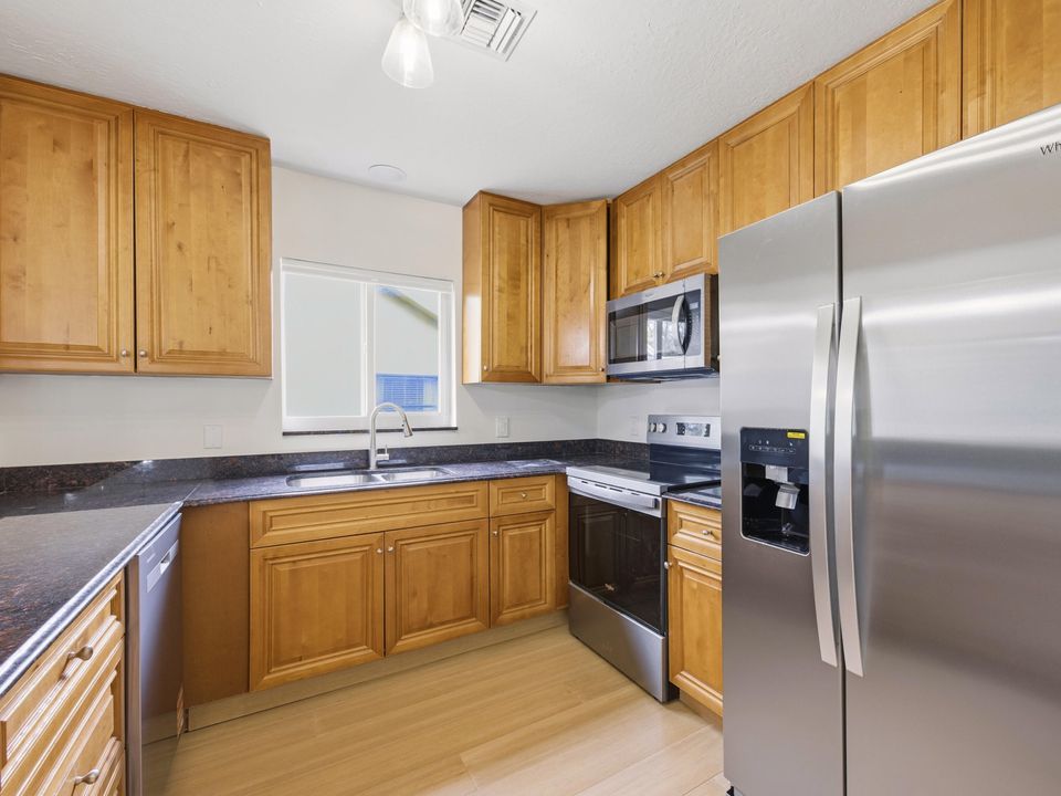 For Sale: $319,900 (2 beds, 2 baths, 1133 Square Feet)