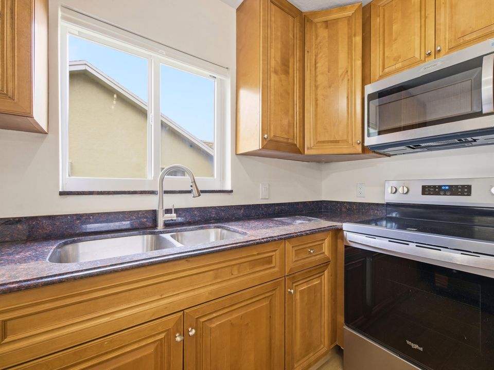 For Sale: $319,900 (2 beds, 2 baths, 1133 Square Feet)