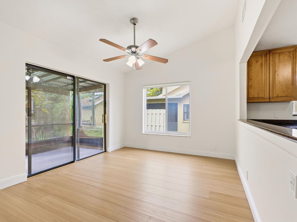 For Sale: $319,900 (2 beds, 2 baths, 1133 Square Feet)