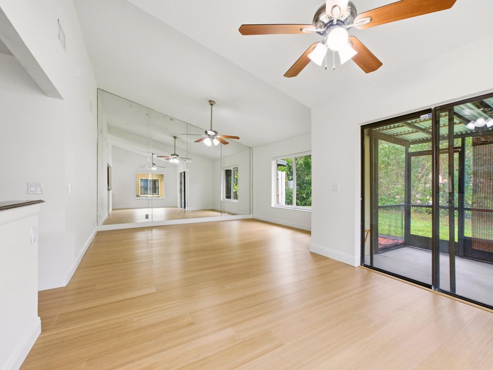 For Sale: $319,900 (2 beds, 2 baths, 1133 Square Feet)