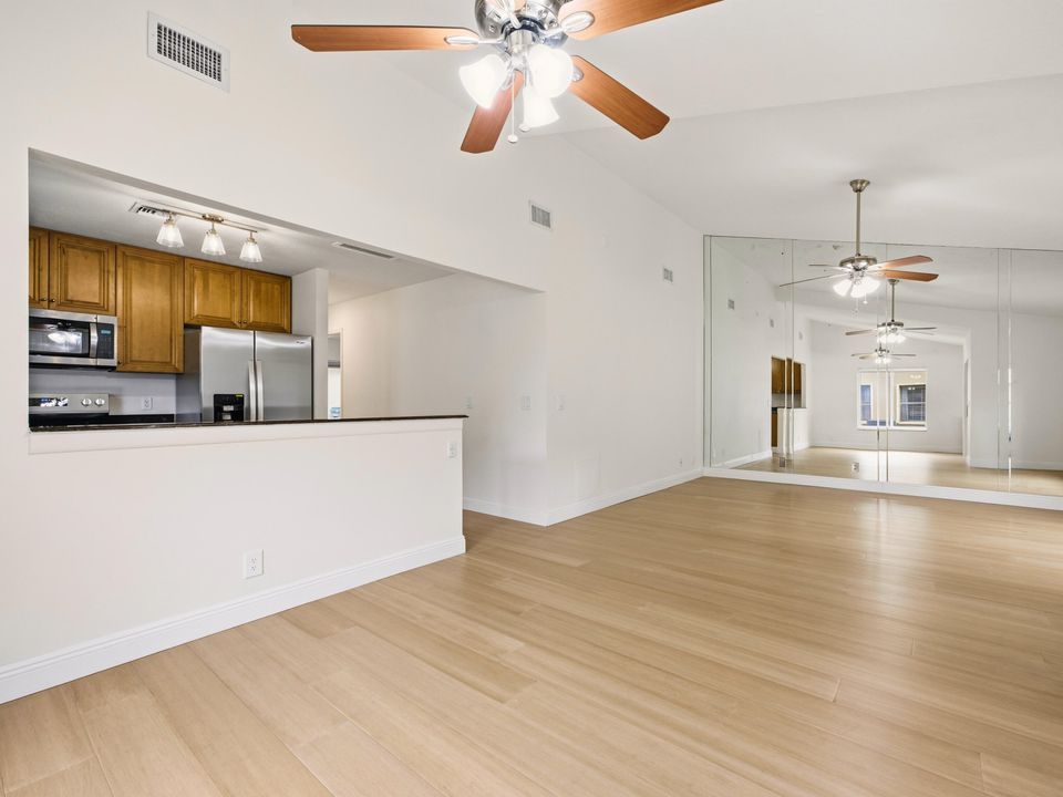 For Sale: $319,900 (2 beds, 2 baths, 1133 Square Feet)
