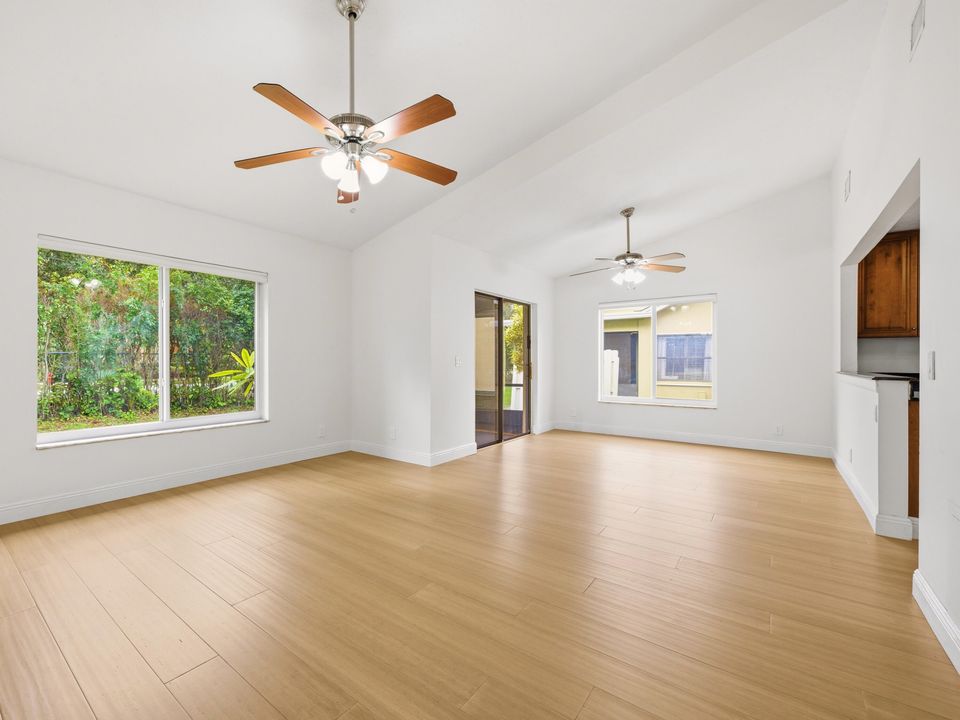 For Sale: $319,900 (2 beds, 2 baths, 1133 Square Feet)