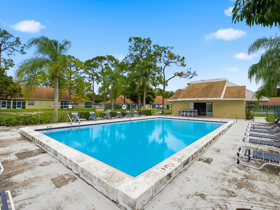 For Sale: $319,900 (2 beds, 2 baths, 1133 Square Feet)