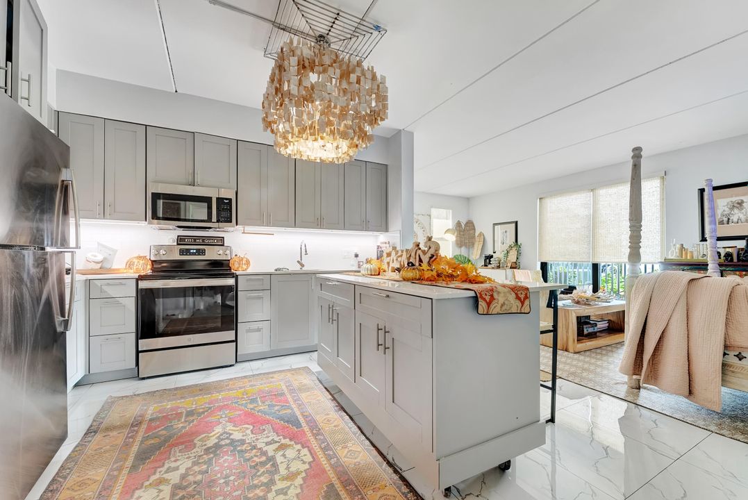 В аренду: $3,800 (3 спален, 2 ванн, 1390 Квадратных фут)