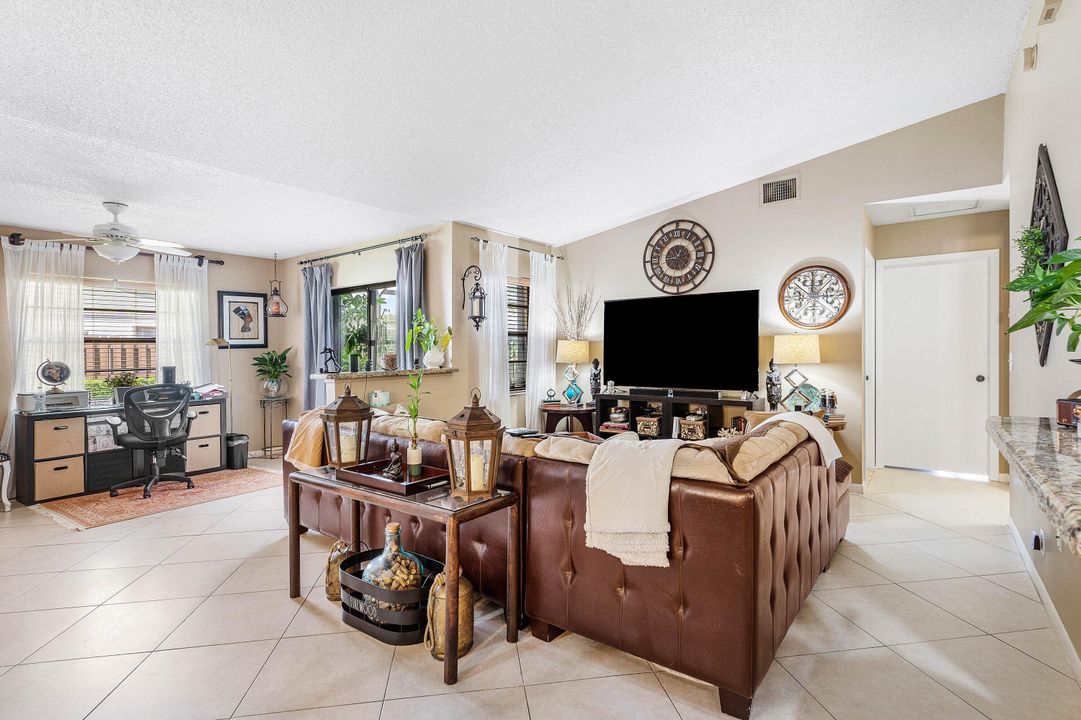 Active With Contract: $225,000 (2 beds, 2 baths, 1182 Square Feet)