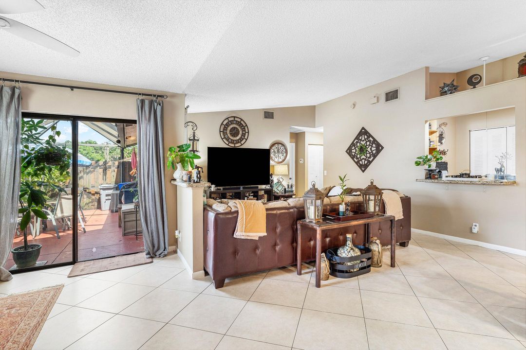 Active With Contract: $225,000 (2 beds, 2 baths, 1182 Square Feet)