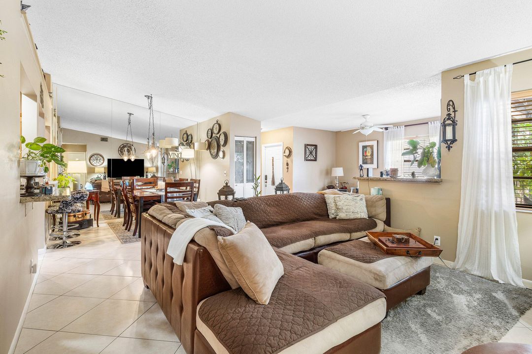 Active With Contract: $225,000 (2 beds, 2 baths, 1182 Square Feet)