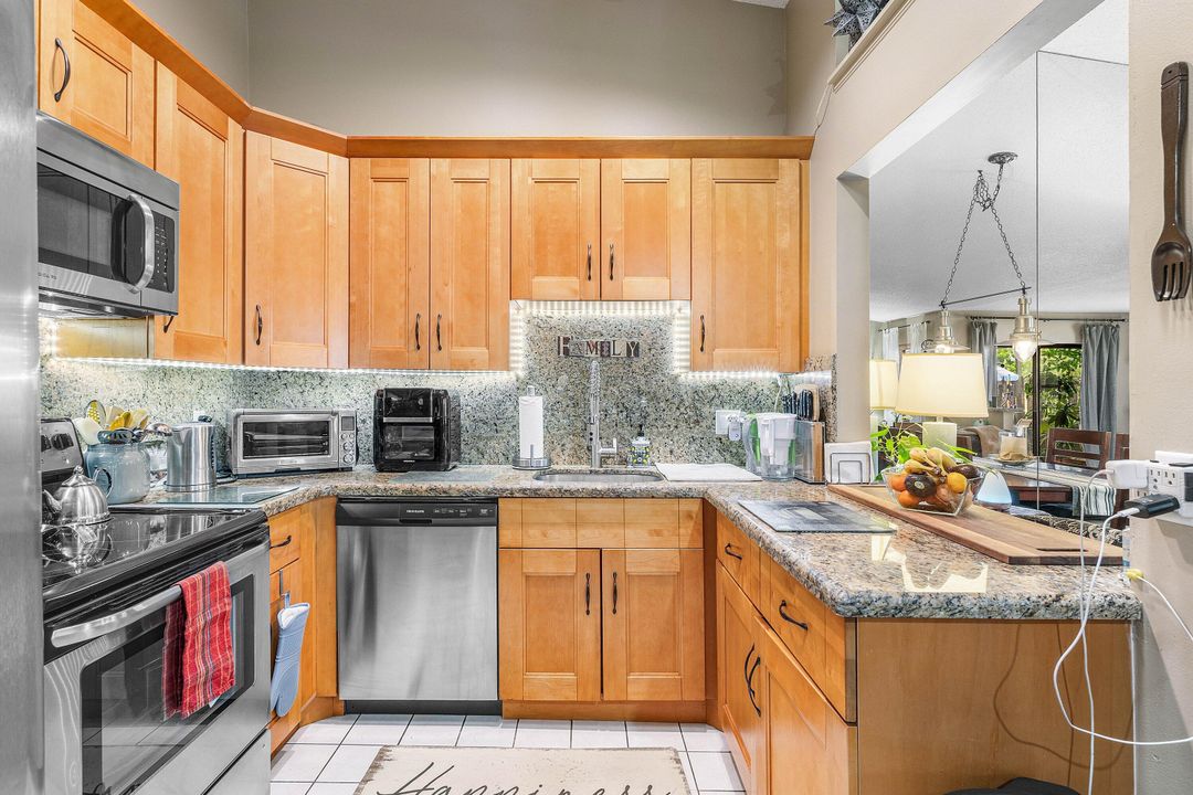 Active With Contract: $225,000 (2 beds, 2 baths, 1182 Square Feet)