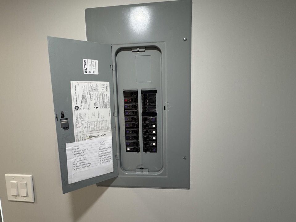 For Sale: $795,000 (2 beds, 2 baths, 1310 Square Feet)