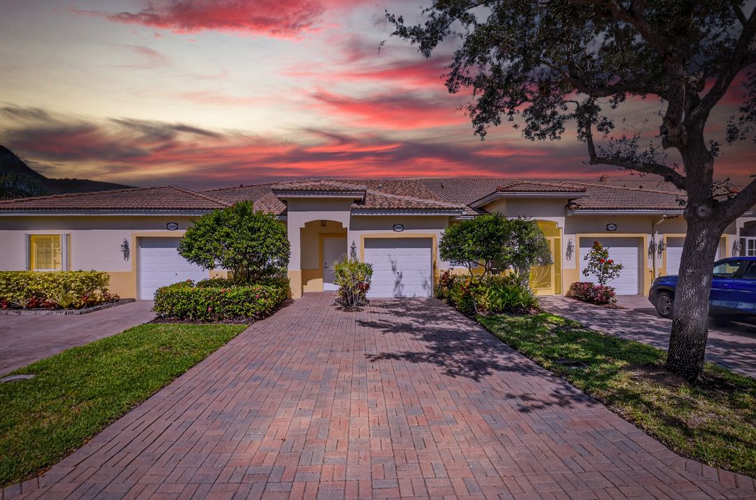 合同活跃: $300,000 (2 贝兹, 2 浴室, 1259 平方英尺)