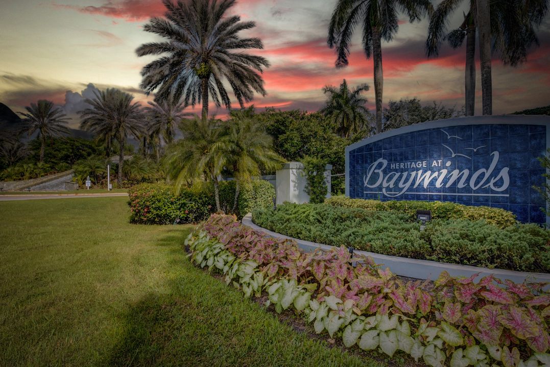 合同活跃: $300,000 (2 贝兹, 2 浴室, 1259 平方英尺)