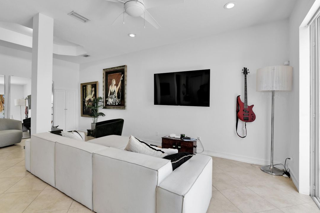 Active With Contract: $3,600 (3 beds, 2 baths, 1696 Square Feet)