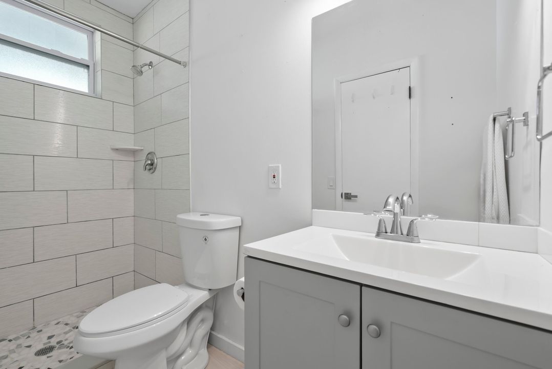 For Rent: $2,350 (2 beds, 1 baths, 780 Square Feet)