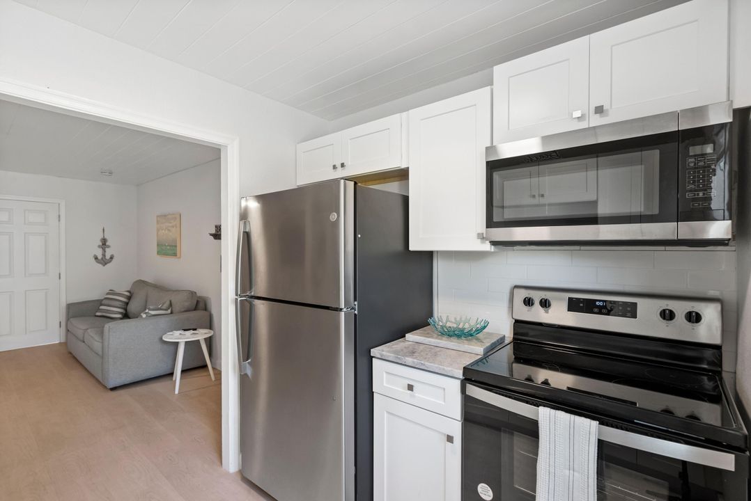 For Rent: $2,350 (2 beds, 1 baths, 780 Square Feet)