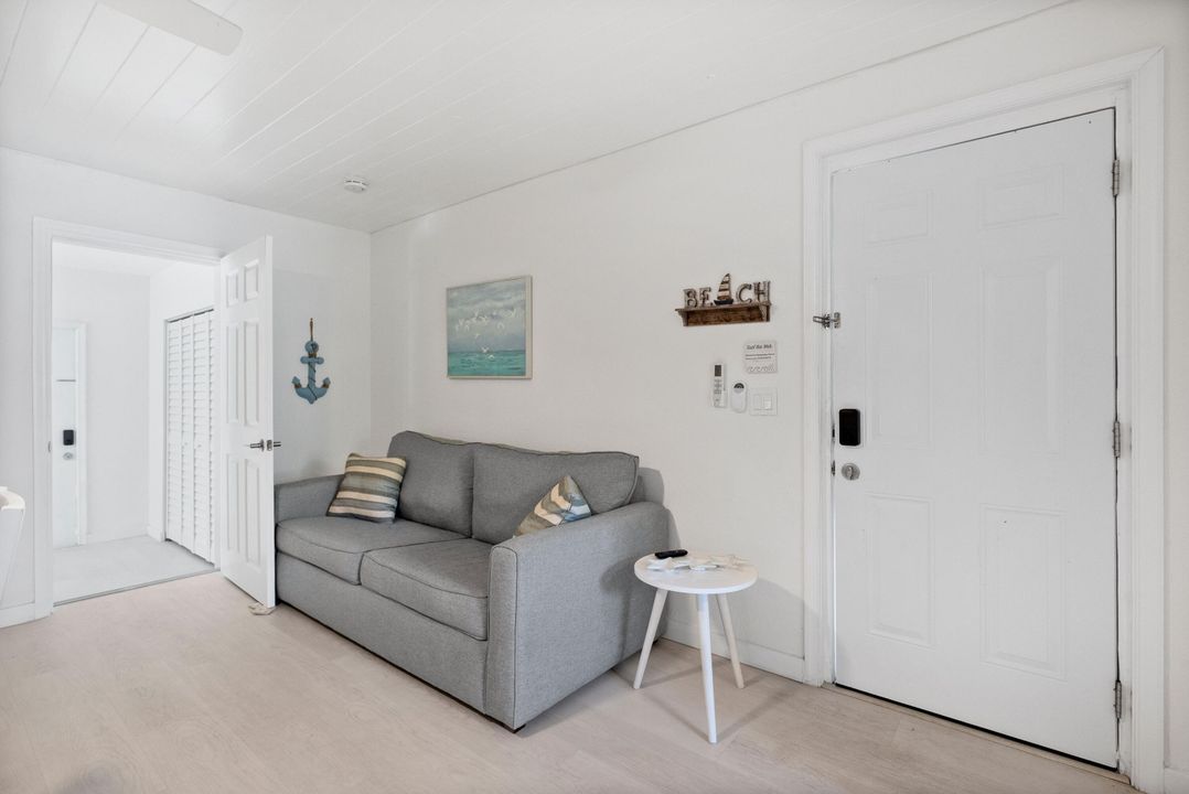 For Rent: $2,350 (2 beds, 1 baths, 780 Square Feet)