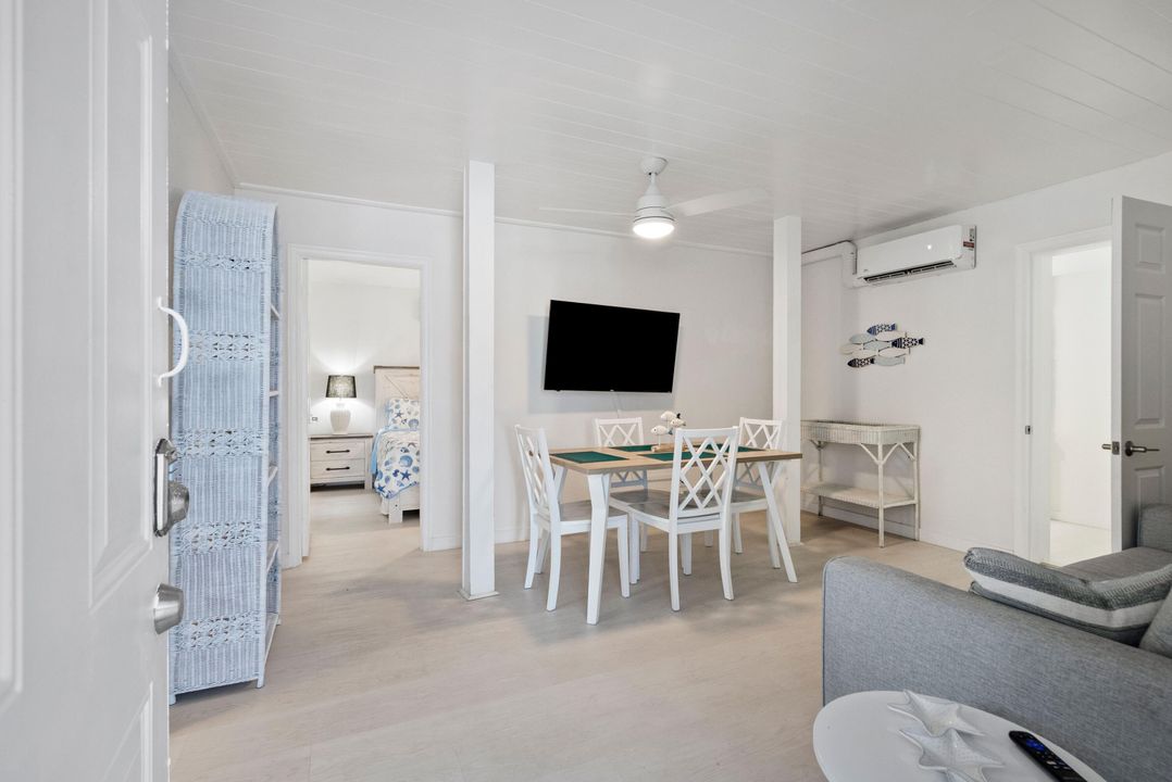 For Rent: $2,350 (2 beds, 1 baths, 780 Square Feet)