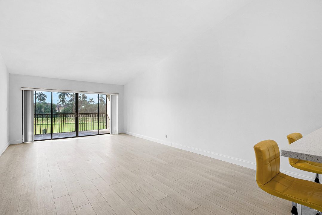 For Sale: $330,000 (2 beds, 2 baths, 1293 Square Feet)