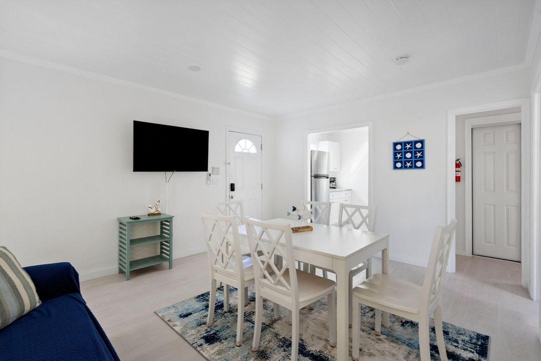 For Rent: $2,750 (3 beds, 1 baths, 870 Square Feet)