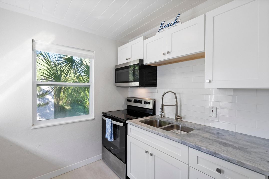 For Rent: $2,750 (3 beds, 1 baths, 870 Square Feet)