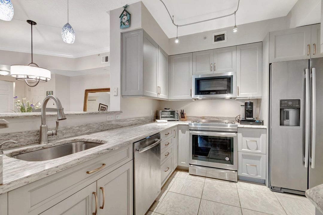 Active With Contract: $3,000 (2 beds, 2 baths, 1131 Square Feet)