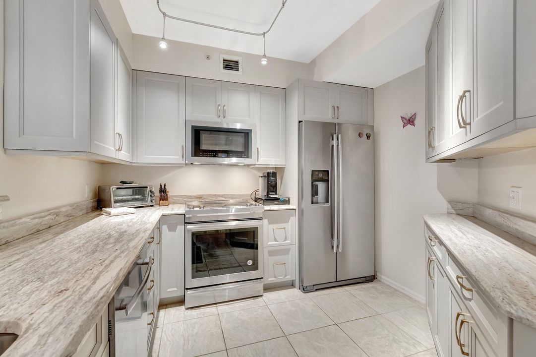 Active With Contract: $3,000 (2 beds, 2 baths, 1131 Square Feet)