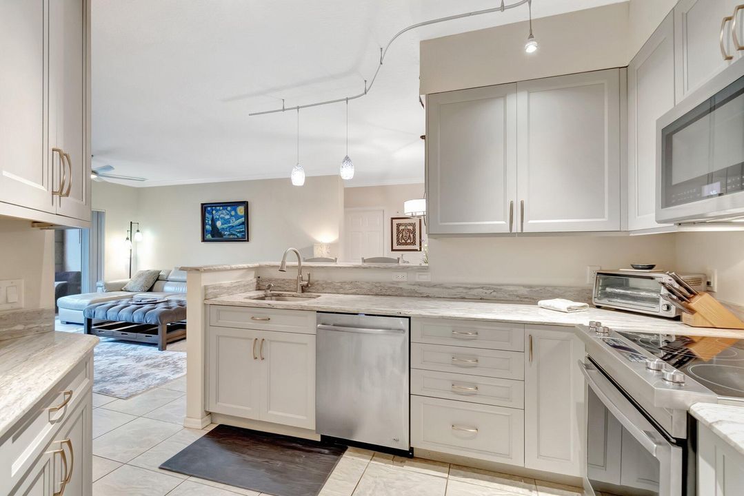 Active With Contract: $3,000 (2 beds, 2 baths, 1131 Square Feet)