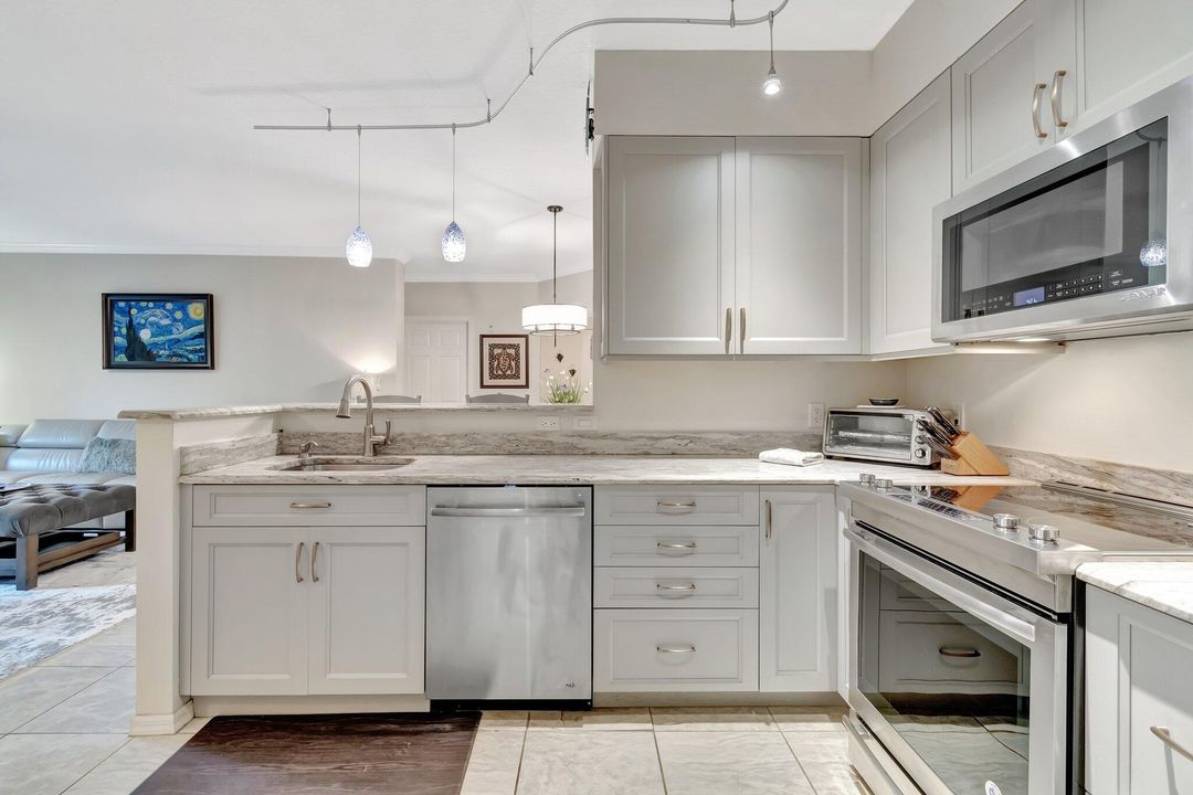 Active With Contract: $3,000 (2 beds, 2 baths, 1131 Square Feet)