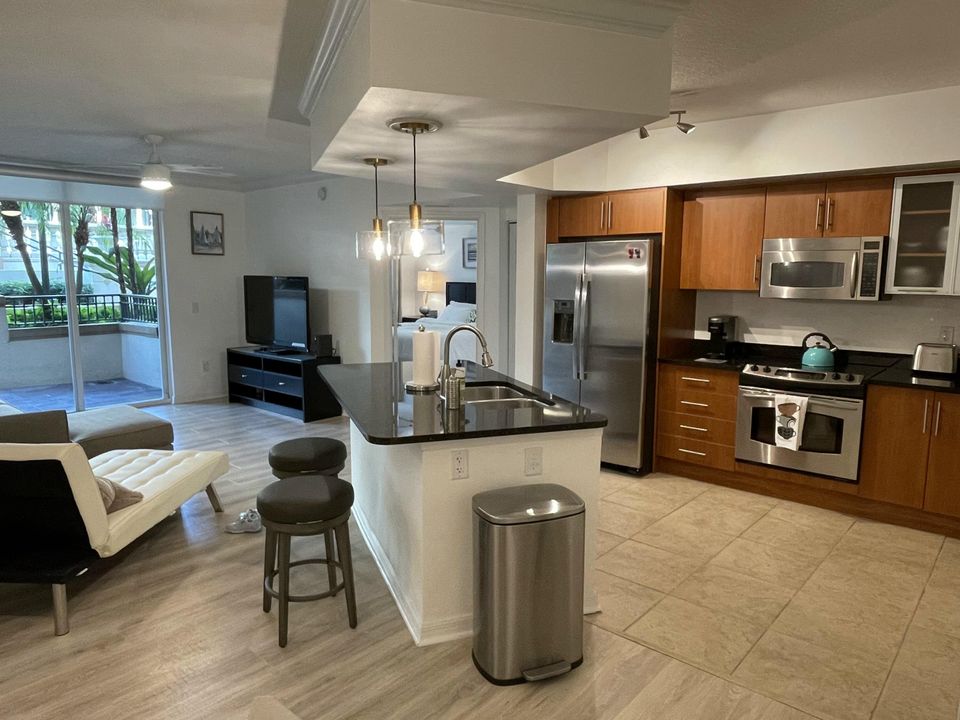 合同活跃: $3,500 (2 贝兹, 2 浴室, 1118 平方英尺)