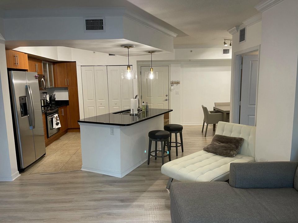 合同活跃: $3,500 (2 贝兹, 2 浴室, 1118 平方英尺)