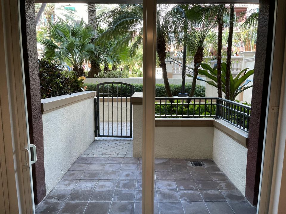 合同活跃: $3,500 (2 贝兹, 2 浴室, 1118 平方英尺)