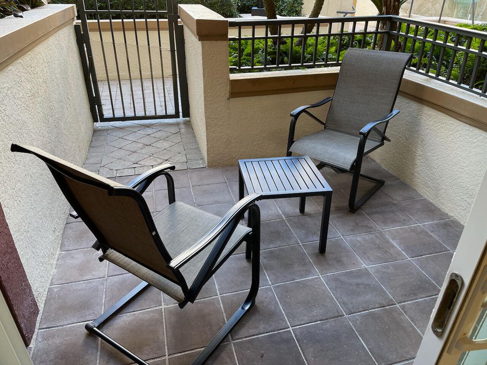 合同活跃: $3,500 (2 贝兹, 2 浴室, 1118 平方英尺)